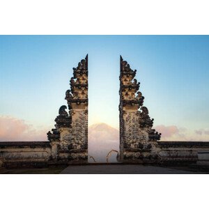 Umělecká fotografie Temple gates of heaven and Mount, Prasit photo, (40 x 26.7 cm)