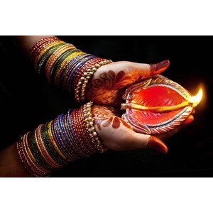 Umělecká fotografie Woman with lit earthen lamp at Diwali festival, Subir Basak, (40 x 26.7 cm)