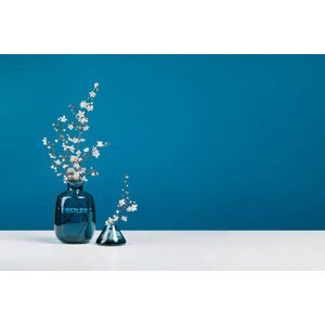 Umělecká fotografie Blue glass vases with bouquet of, Aleksandra Konoplia, (40 x 26.7 cm)