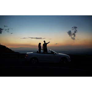 Umělecká fotografie Couple holding hands and looking at sunset, Klaus Vedfelt, (40 x 26.7 cm)