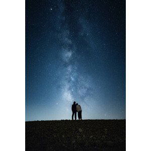 Umělecká fotografie Embraced romantic couple enjoying a starry, Daniel Garrido, (26.7 x 40 cm)