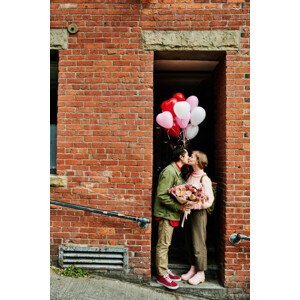 Umělecká fotografie Couple kissing in doorway while on, Thomas Barwick, (26.7 x 40 cm)