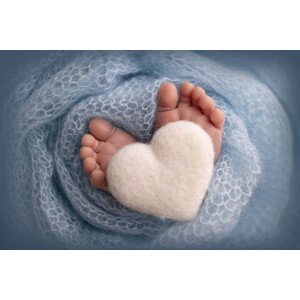 Umělecká fotografie The tiny foot of a newborn, Vad-Len, (40 x 26.7 cm)