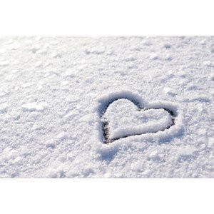 Umělecká fotografie Small heart shape on snow with, Vitalii Petrushenko, (40 x 26.7 cm)