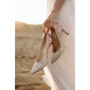 Umělecká fotografie Luxurious high-heeled shoes in the bride's, DAMIENPHOTO, (26.7 x 40 cm)