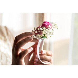 Umělecká fotografie Bride holding a buttonhole. Gentle hand, Vincent20044, (40 x 26.7 cm)