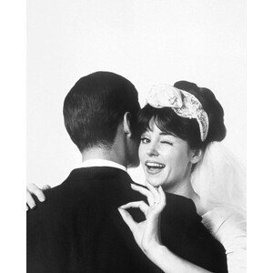 Umělecká fotografie BRIDE HUGGING HUSBAND, OKAY GESTURE, 1963, Archive Holdings Inc., (30 x 40 cm)