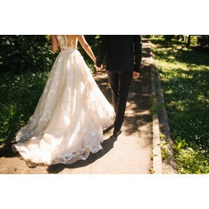 Umělecká fotografie Bride and groom walking on pavements, JovanaT, (40 x 26.7 cm)