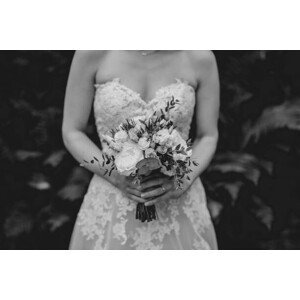 Umělecká fotografie Bride holding flowers, Dennis Diatel Photography, (40 x 26.7 cm)