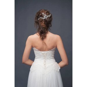 Umělecká fotografie Bridal fashion. Brunette bride view from the back., different_nata, (26.7 x 40 cm)