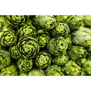 Umělecká fotografie Close-up of fresh green artichokes, Alexander Spatari, (40 x 26.7 cm)