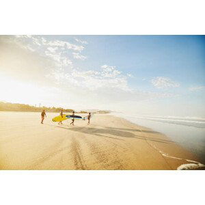 Umělecká fotografie Wide shot of family carrying surfboards, Thomas Barwick, (40 x 26.7 cm)