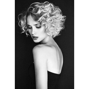 Umělecká fotografie Beautiful woman with stylish hairstyle, CoffeeAndMilk, (26.7 x 40 cm)