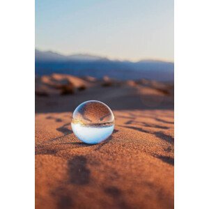 Umělecká fotografie Glass Sphere on Desert Sand, Lena Wagner, (26.7 x 40 cm)