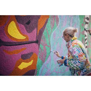 Umělecká fotografie Female artist painting on wall, South_agency, (40 x 26.7 cm)