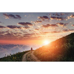 Umělecká fotografie Woman on trail admiring the sunset, frantic00, (40 x 26.7 cm)