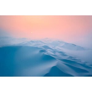 Umělecká fotografie Snow covered desert sand dunes at sunset in winter, Xuanyu Han, (40 x 26.7 cm)