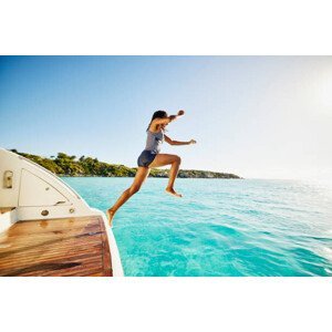 Umělecká fotografie Wide shot of teenage girl jumping, Thomas Barwick, (40 x 26.7 cm)