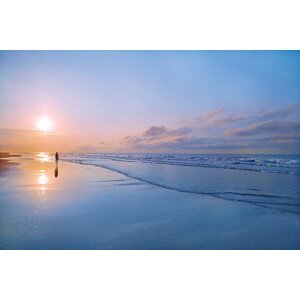 Umělecká fotografie Person walking on beach at sunrise, Shannon Fagan, (40 x 26.7 cm)