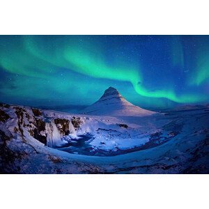 Umělecká fotografie Northern lights at Mount Kirkjufell, Iceland, FEBRUARY, (40 x 26.7 cm)