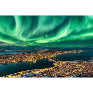 Umělecká fotografie Aurora Borealis dancing over Tromso Urban, Juan Maria Coy Vergara, (40 x 26.7 cm)