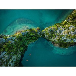 Umělecká fotografie Drone view on rocks and canoes, Nikada, (40 x 30 cm)