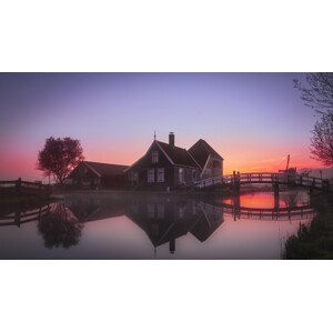 Umělecká fotografie Amanecer noc niebla en Zaanse Schans, Juan Carlos Hervás Martínez, (40 x 22.5 cm)