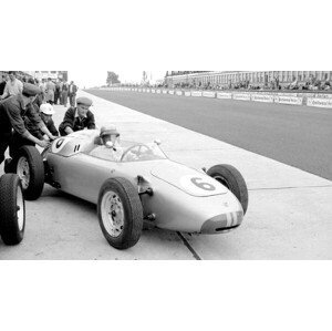 Fotografie Hans Herrmann in a porsche being pushed out of the pits, 1960, (40 x 22.5 cm)