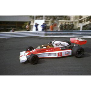 Fotografie James Hunt in a McLaren, (40 x 26.7 cm)