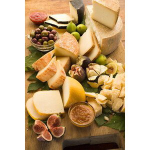Fotografie Assorted Italian cheese with figs and olives, Jupiterimages, 26.7x40 cm