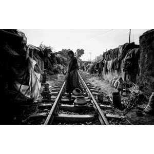 Umělecká fotografie A scene of life on the train tracks - Bangladesh, Joxe	Inazio Kuesta, (40 x 24.6 cm)