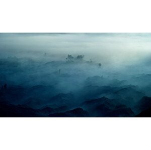 Umělecká fotografie Land of Fog, Rudi Gunawan, (40 x 22.5 cm)