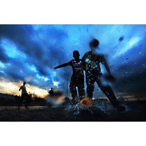 Umělecká fotografie WATER AND FOOTBALL, kuzeyemir, (40 x 26.7 cm)