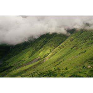 Umělecká fotografie Clouds over the green valley, Javier Pardina, (40 x 26.7 cm)
