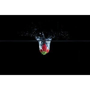 Umělecká fotografie Strawberry in Water, 1x, (40 x 26.7 cm)