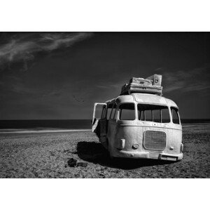 Umělecká fotografie Beached Bus, Yvette Depaepe, (40 x 26.7 cm)