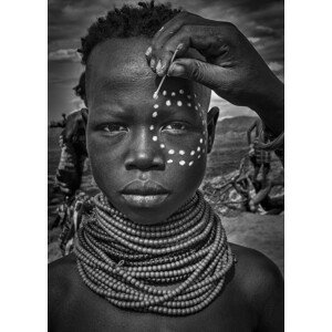 Umělecká fotografie Painting the face of a karo tribe girl (Omo Valley-Ethiopia), Joxe Inazio Kuesta, (30 x 40 cm)