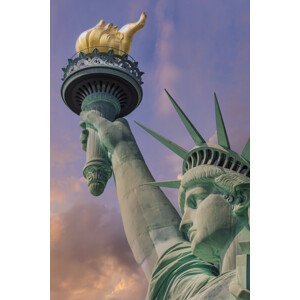 Umělecká fotografie NEW YORK CITY Statue of Liberty at sunset, Melanie Viola, (26.7 x 40 cm)