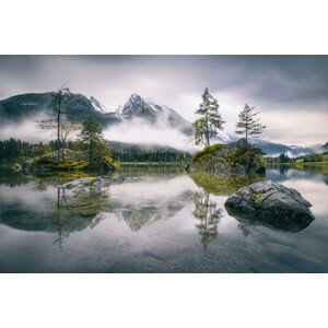 Umělecká fotografie Rainy morning at Hintersee (Bavaria), Dirk Wiemer, (40 x 26.7 cm)