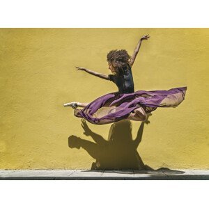 Umělecká fotografie Brenda jumping, Joan Gil Raga, (40 x 30 cm)