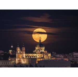Umělecká fotografie Moon and Dome, Jorge Ruiz Dueso, (40 x 30 cm)