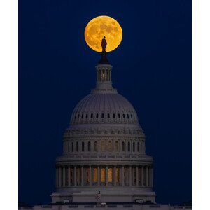 Umělecká fotografie Moon Rise at Washington Capital, Yanny Liu, (35 x 40 cm)