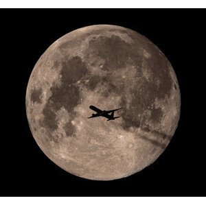 Umělecká fotografie Passing Through Full Moon, Mainak, (40 x 35 cm)