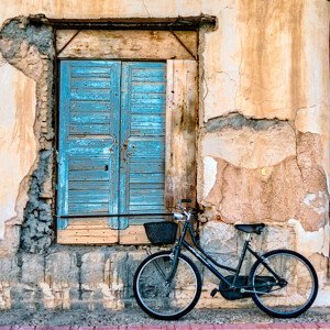 Umělecká fotografie Old Window and Bicycle, George Digalakis, (40 x 40 cm)