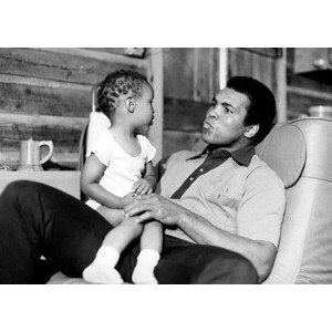 Umělecká fotografie Mohammed Ali (Cassius Clay) With his Son Muhammad Ali Jr in Deer Park, Pennsylvania 1973, (40 x 30 cm)