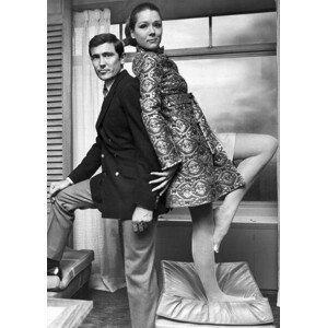 Umělecká fotografie Diana Rigg and George Lazenby, October 1968, (30 x 40 cm)