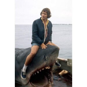 Umělecká fotografie JAWS, 1975 réalisé par STEVEN SPIELBERG Sur le plateau, le réalisateur, Steven Spielberg, (26.7 x 40 cm)