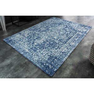 Estila Obdélníkový vintage modrý koberec Mistal z hladké pevné žinylkové bavlny s bílým vzorem 160x230cm