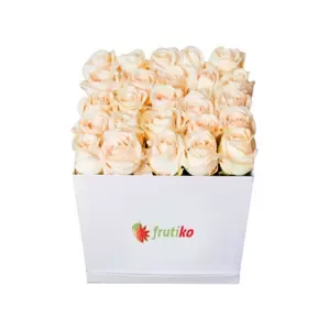 Bílá krabice krémových růží 16 ks