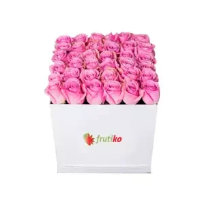 Bílá hranatá krabice růžových růží 9 ks
